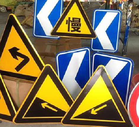 石首标识标牌中颜色的确定是很重要的。